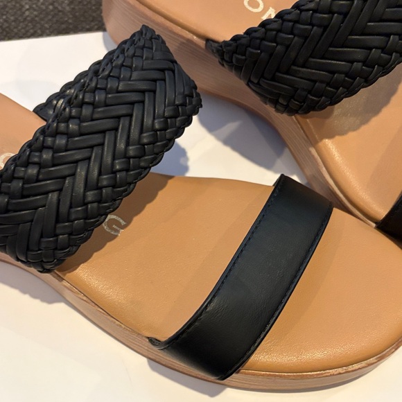 London Fog Black and Tan Woven Strap Sandals - Picture 2 of 6